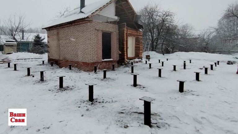 Фото свайного фундамента . Зимний монтаж
